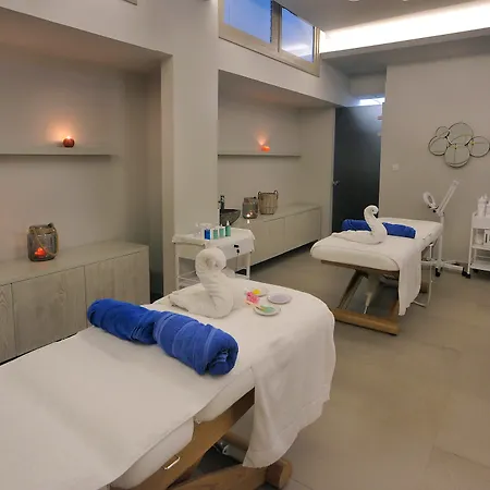 ホテル Nelia & アヤナパ