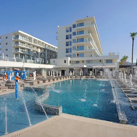 Hotel Nelia & 4*