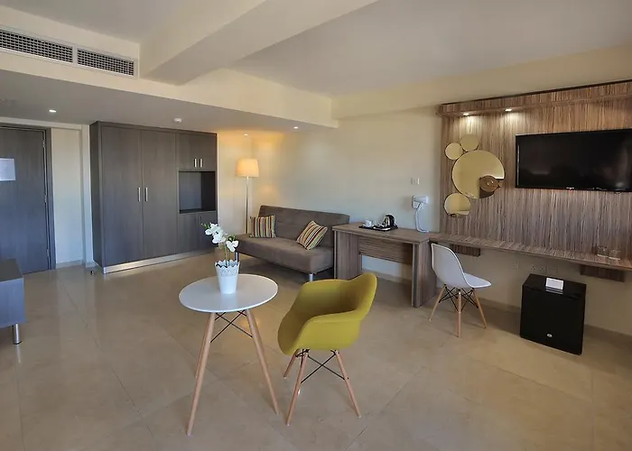 Nelia & Hotell Ayia Napa