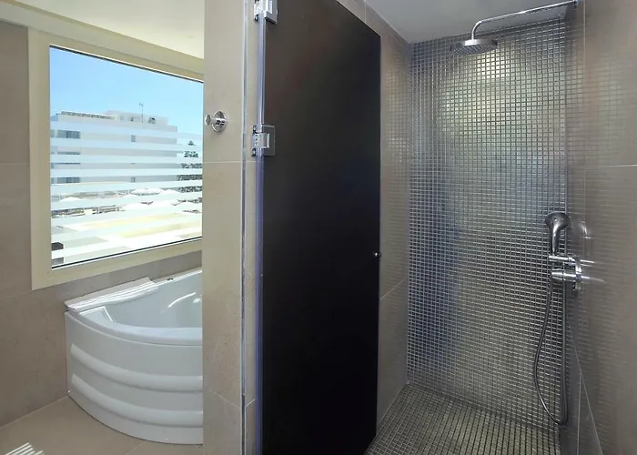 Nelia & מלון איה נאפה